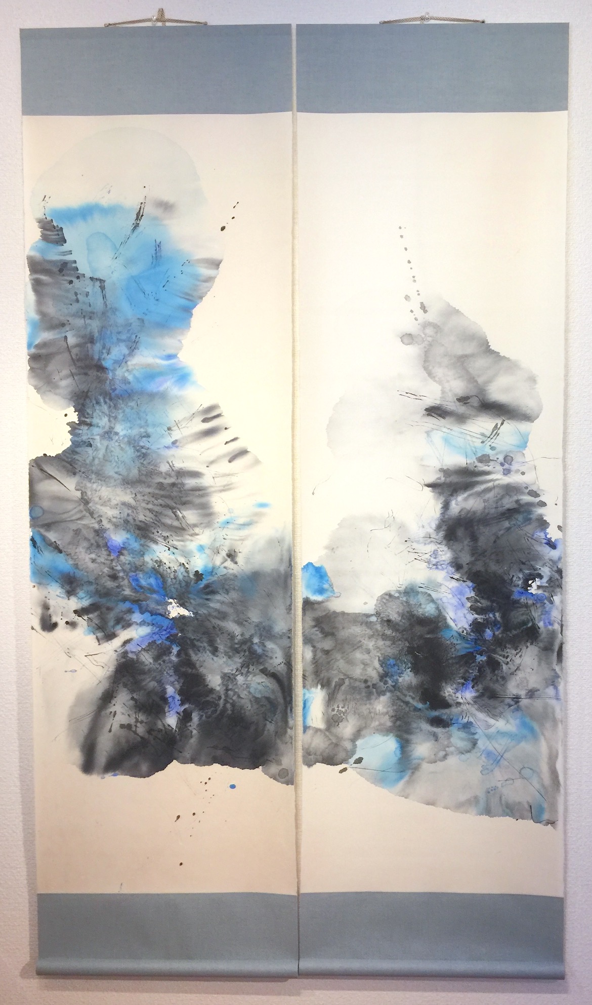 Waters Rising 増水　143 cms x 51 cms 2019 Sumi ink,water colour, acrylic 墨、水彩絵具、アクリル